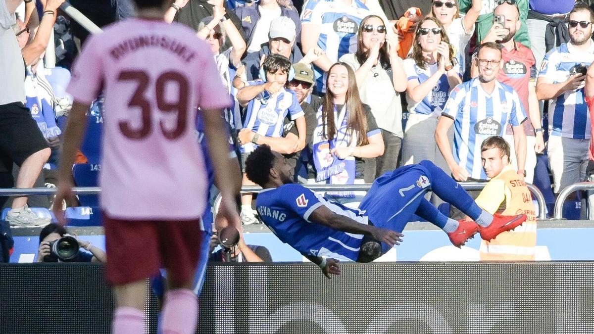 DEPORTIVO – VALENCIA | El Deportivo despega y enciende las alarmas del Valencia