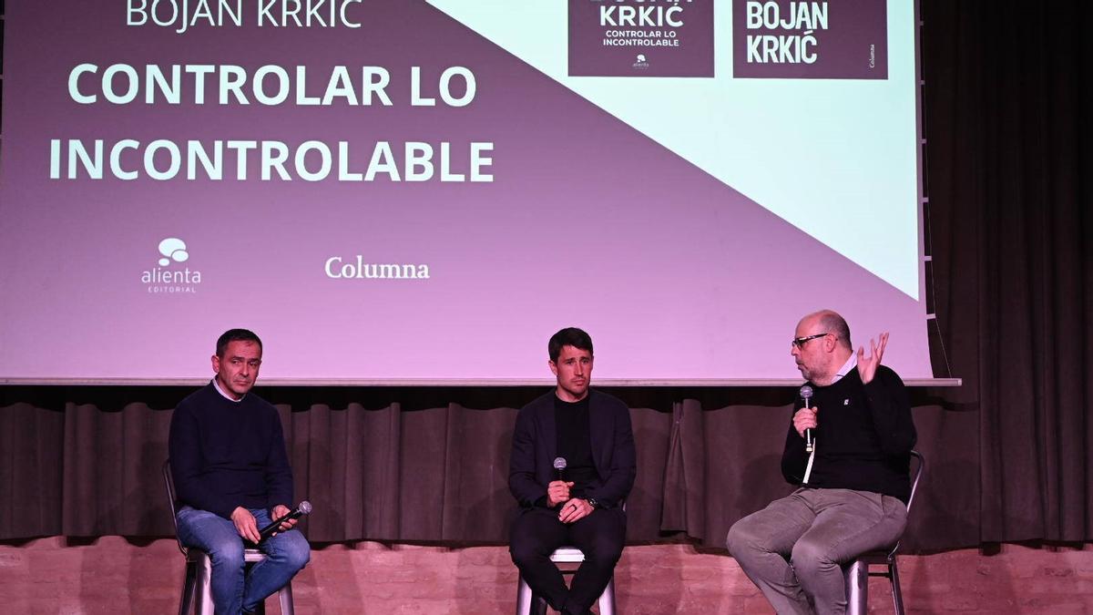 .Bojan Krikic presenta su biografía 'Controlar lo incontrolable' junto a los periodistas Marcos López y Jordi Basté.