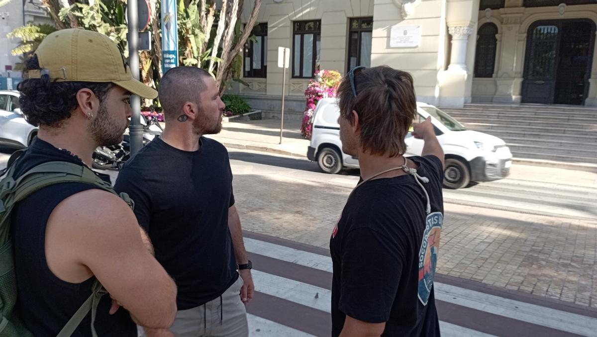 Los socorristas en huelga en Málaga creen que la empresa les despidió sin base legal para ello.