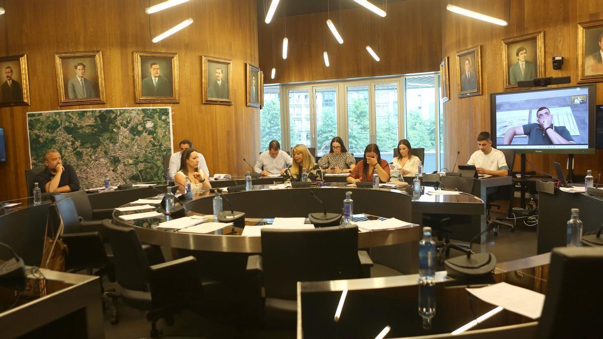 Miembros del gobierno y de Compromiso, durante el pleno.
