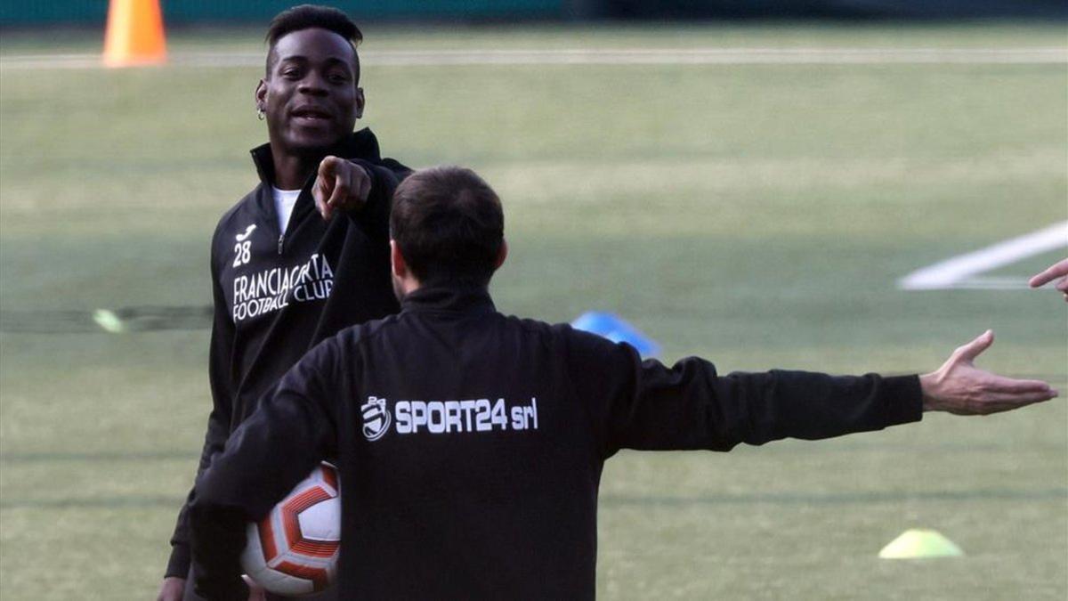 Balotelli, en un entrenamiento con el Sporting Franciacorta