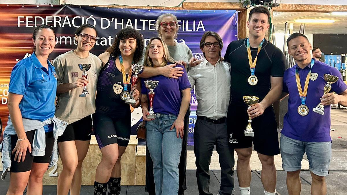 La delegación del AC Gandia posa con las medallas y los trofeos obtenidos en el campeonato autonómico