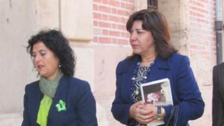 Las funcionarias Pilar García Francés, Pilar Vellisca y Mari Carmen García Vela, a su llegada ayer al TSJ.