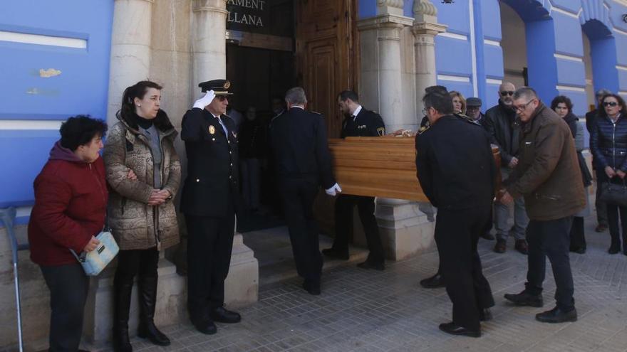 El féretro que transportaba los restos mortales de Joan Roda al entrar en el ayuntamiento.