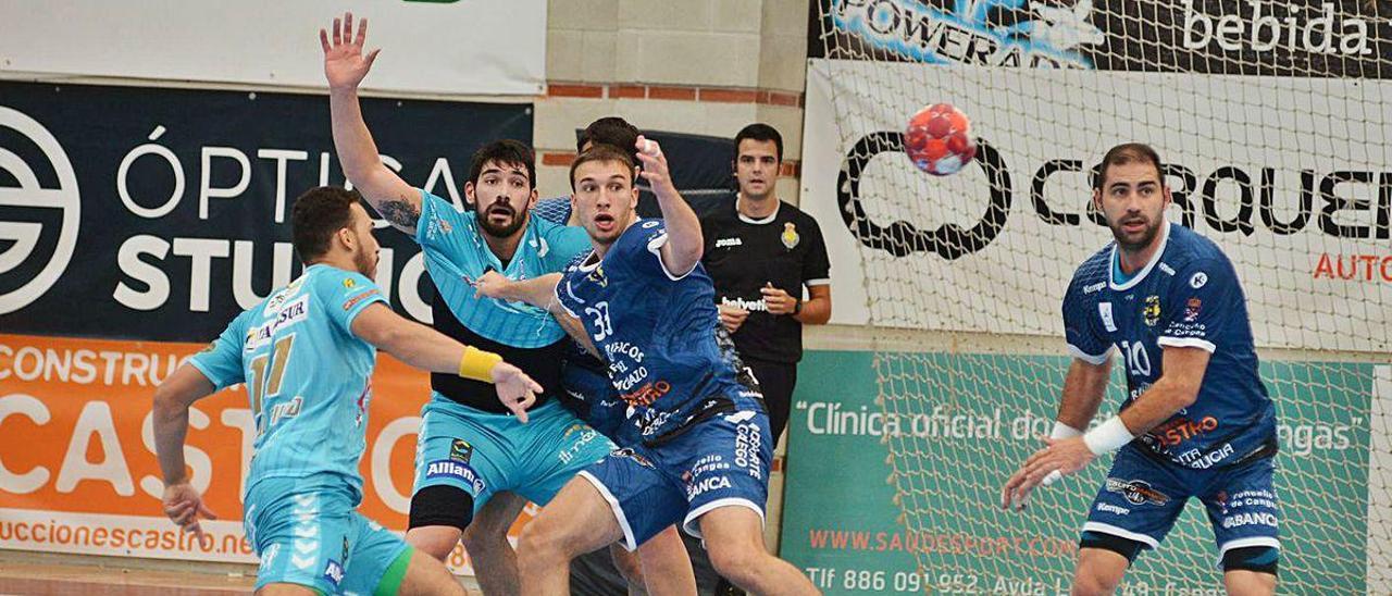 Alberto Martín y Dani Cerqueira en una acción defensiva ante el Puente Genil.