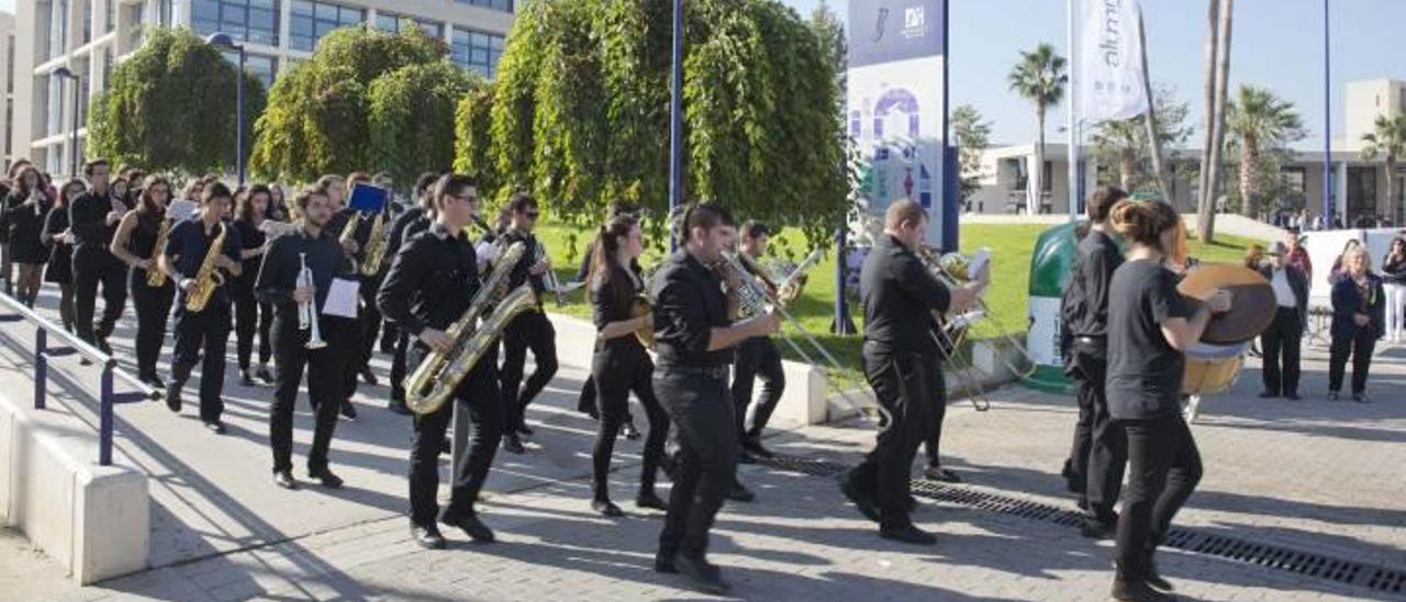 Ideada en 2014 por estudiantes de la UJI, la banda se reúne todos las semanas para ensayar. Integrada por instrumentos de viento y percusión, la idea es tocar en a provincia y realizar intercambios con otras universidades. En las imágenes podemos ver a algunos de sus miembros ensayando, así como momentos de su concierto en el Ágora de la UJI.