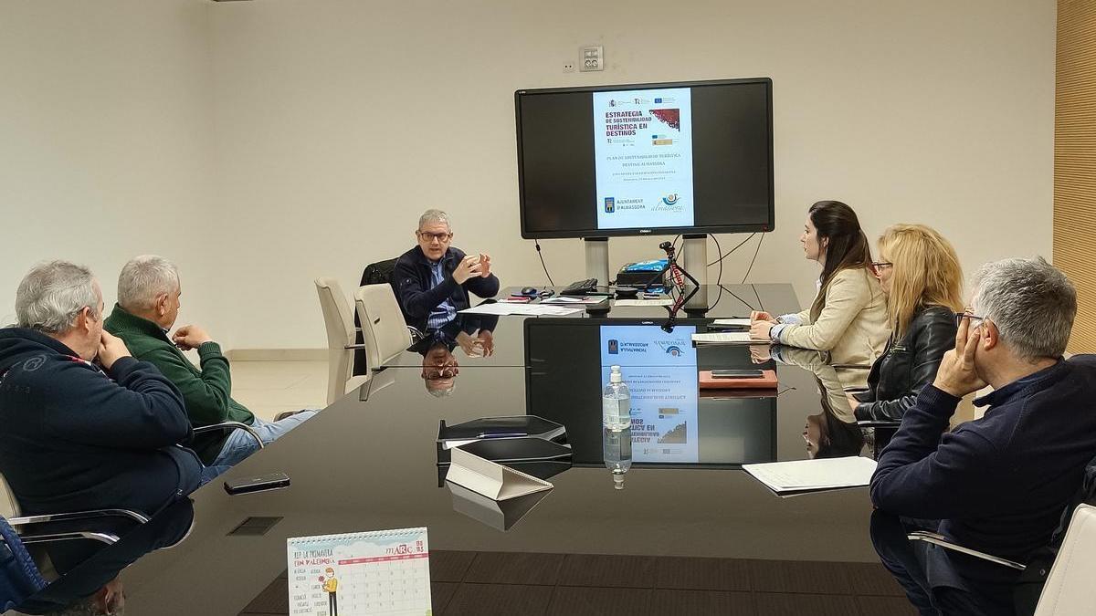Primera reunión para trazar el Plan de Sostenibilidad Turística en Destino junto a agentes sociales en el Ayuntamiento de Almassora.