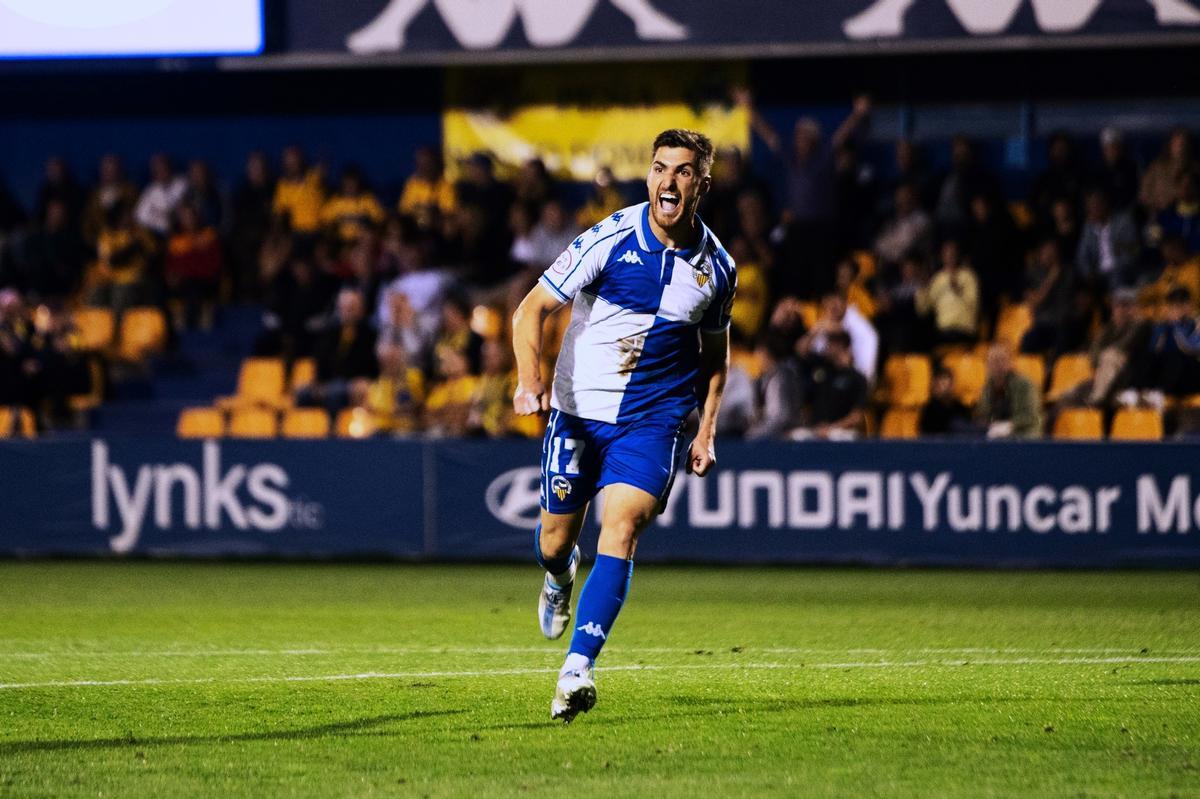Agustin Coscia celebra uno de los goles que ha marcado esta temporada con el Sabadell.