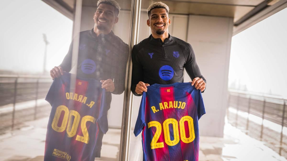 Ronald Araujo ha recibido de sus compañeros la camiseta por sus 200 partidos de blaugrana
