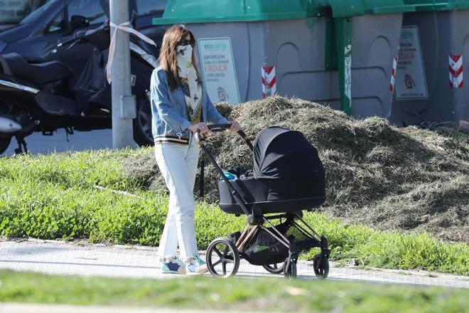 Isabel Jiménez con vaqueros anchos, chaqueta denim y zapatillas