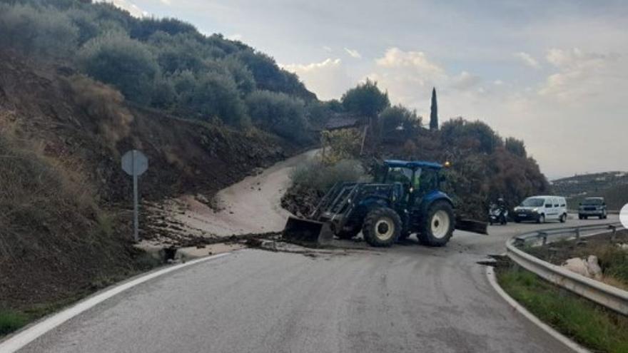 La carretera A-7207 de Torrox a Cómpeta continúa cortada al tráfico