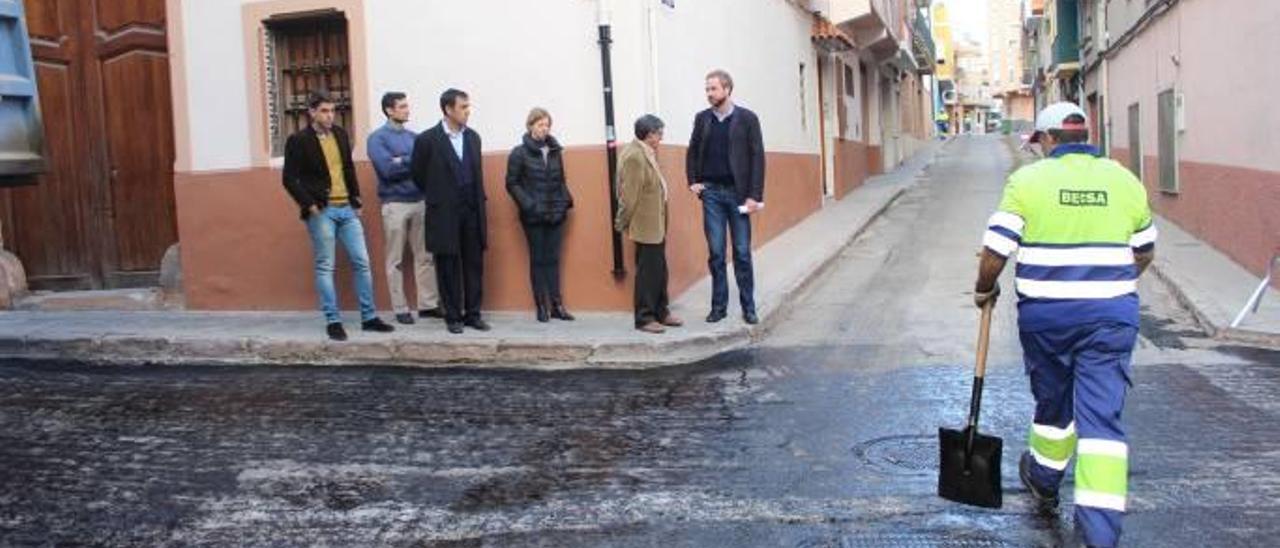 Operarios repavimentando en una calle de Onda.