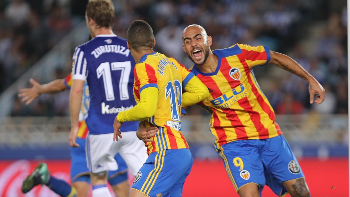 Rodrigo y Zaza celebran un gol ante la Real Sociedad