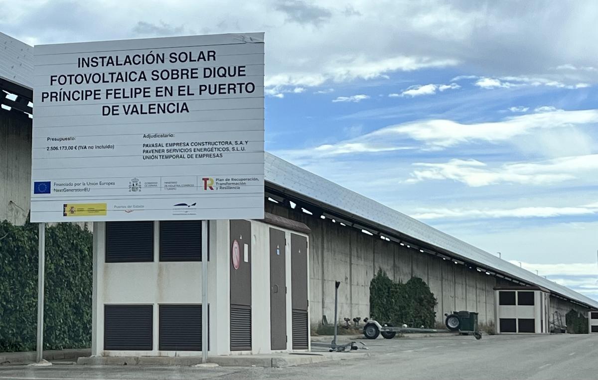 La instalación fotovoltaica en el puerto de Valencia, esta mañana.