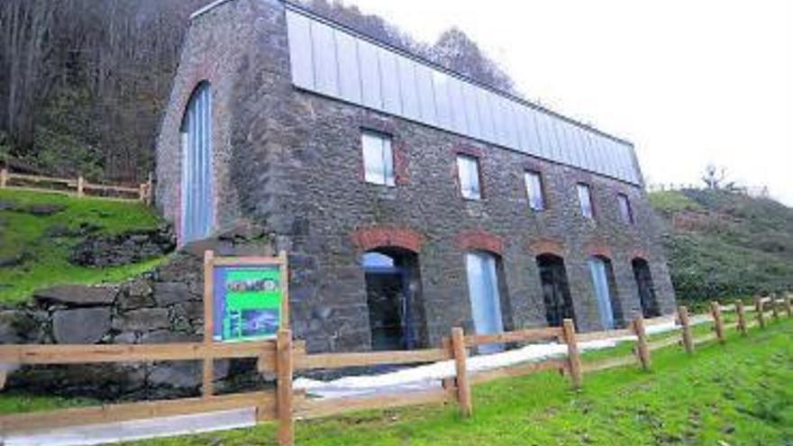 el movimiento obrero. Ubicado en el pozo San Vicente, de El Entrego, tiene hecho un túnel para un tren desde el Museo de la Minería.