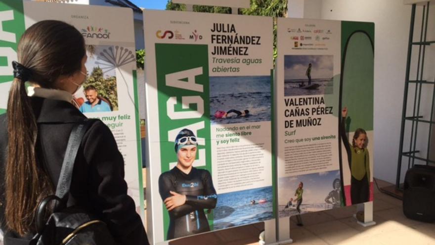 Una joven contempla el mural de las deportistas malagueñas representadas en la muestra.