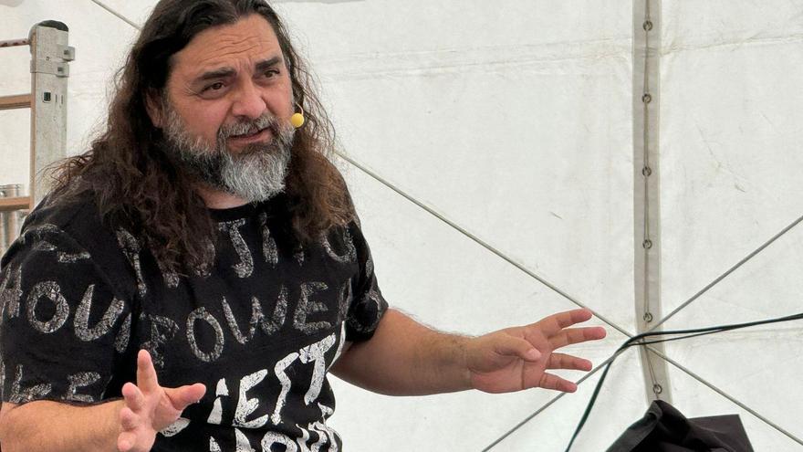 Pep Bruno, durante una de las sesiones de narración oral para escolares en la Feria del Libro de Telde