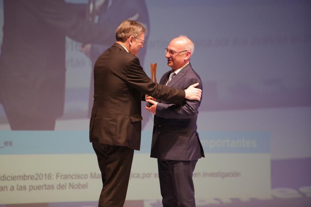 El jefe del Consell, Ximo Puig, felicita a Francisco Mojica por su galardón.