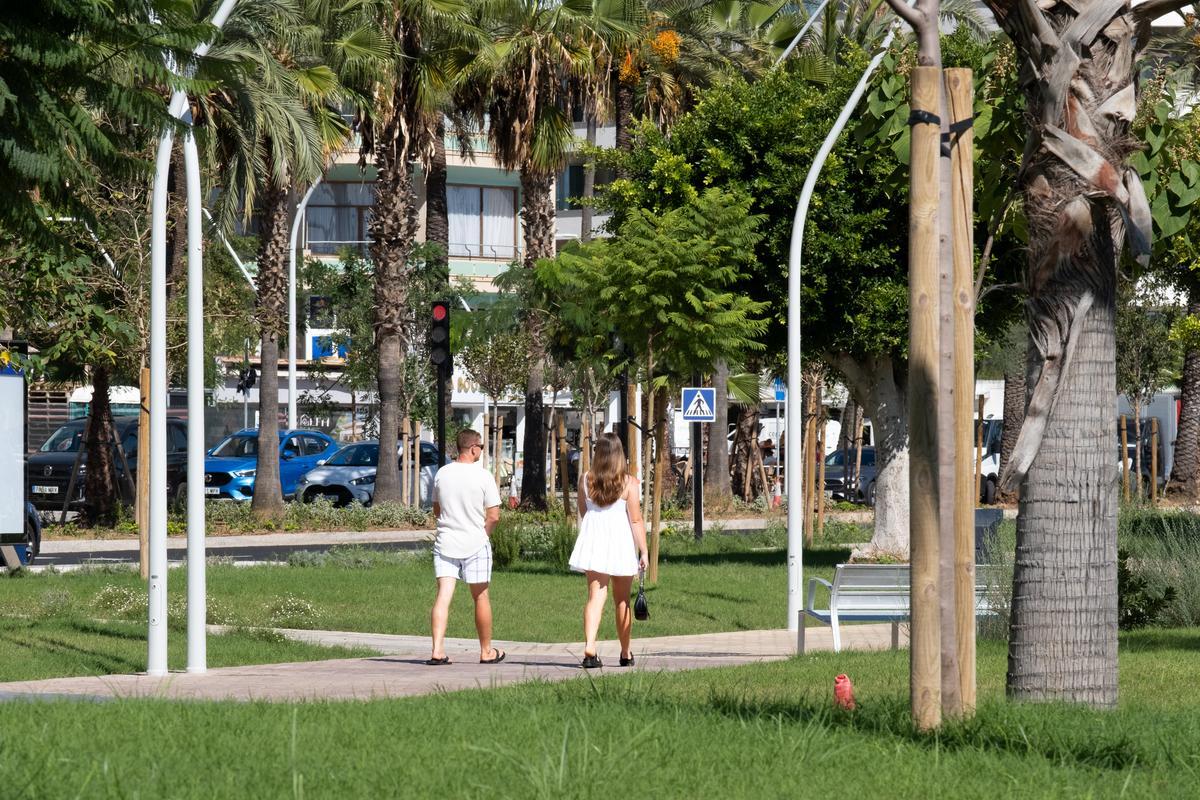 Una pareja atraviesa la nueva zona ajardinada por uno de sus caminos interiores