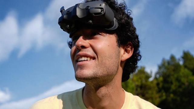Pere a Andorra amb un dispositiu per controlar un dron| Arxiu Personal