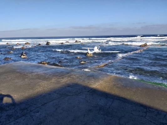 Una avioneta ameriza de emergencia en la playa de El Altillo