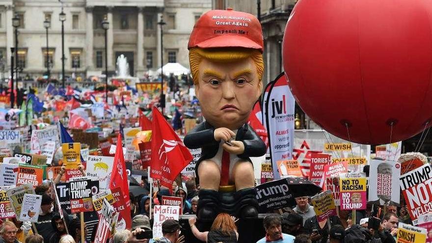 Manifestantes en Londres. Miles de personas protestaron contra Trump por todo el país. // Efe