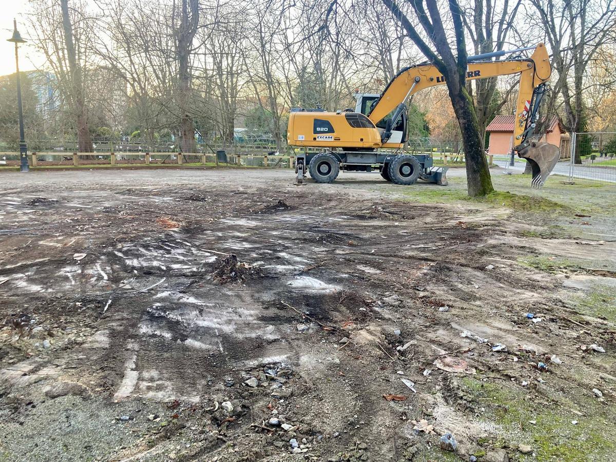 Espacio donde estaba la antigua cafetería del Parque Isabel La Católica, tras su derribo en enero del 2025.