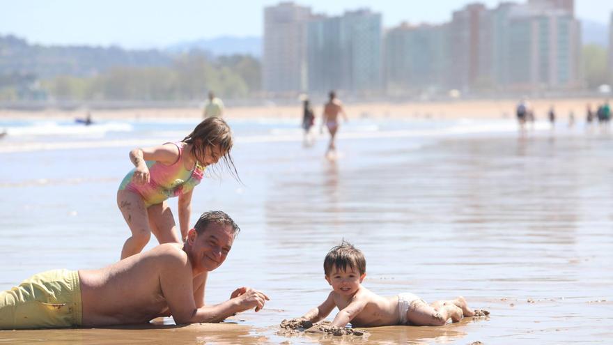 Gijón disfruta del sol y el calor: &quot;Es un día totalmente de playa&quot;