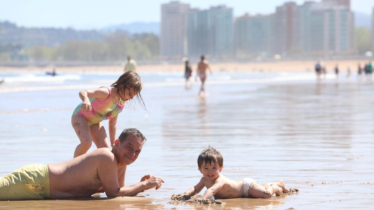 Gijón disfruta del calor en pleno abril: "Es un día de playa"  (en imágenes)