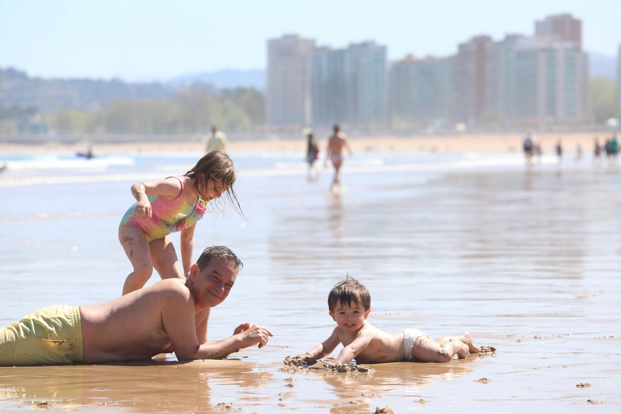 Gijón disfruta de &quot;un día de playa&quot; (en imágenes)