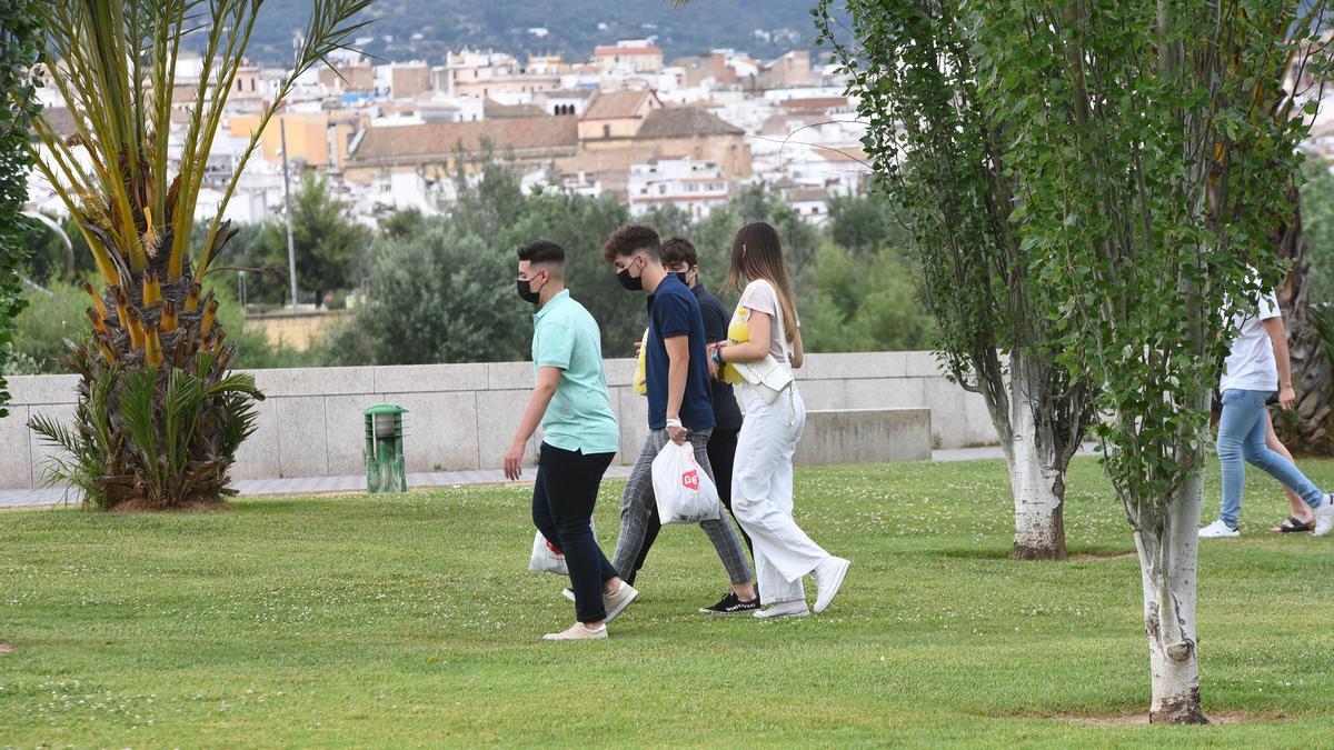 Varios jóvenes marchan con las bolsas para hacer botellón.