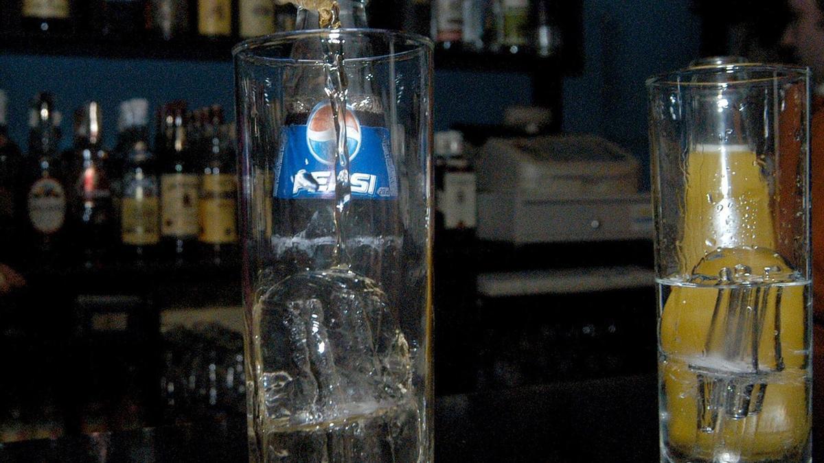Dos vasos de cristal en un bar, en una imagen de archivo.