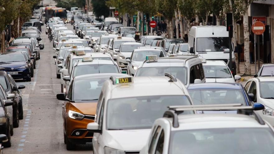 El Ayuntamiento de Ibiza propone que la nueva orden insular elimine la prioridad de carga de los taxis en sus municipios