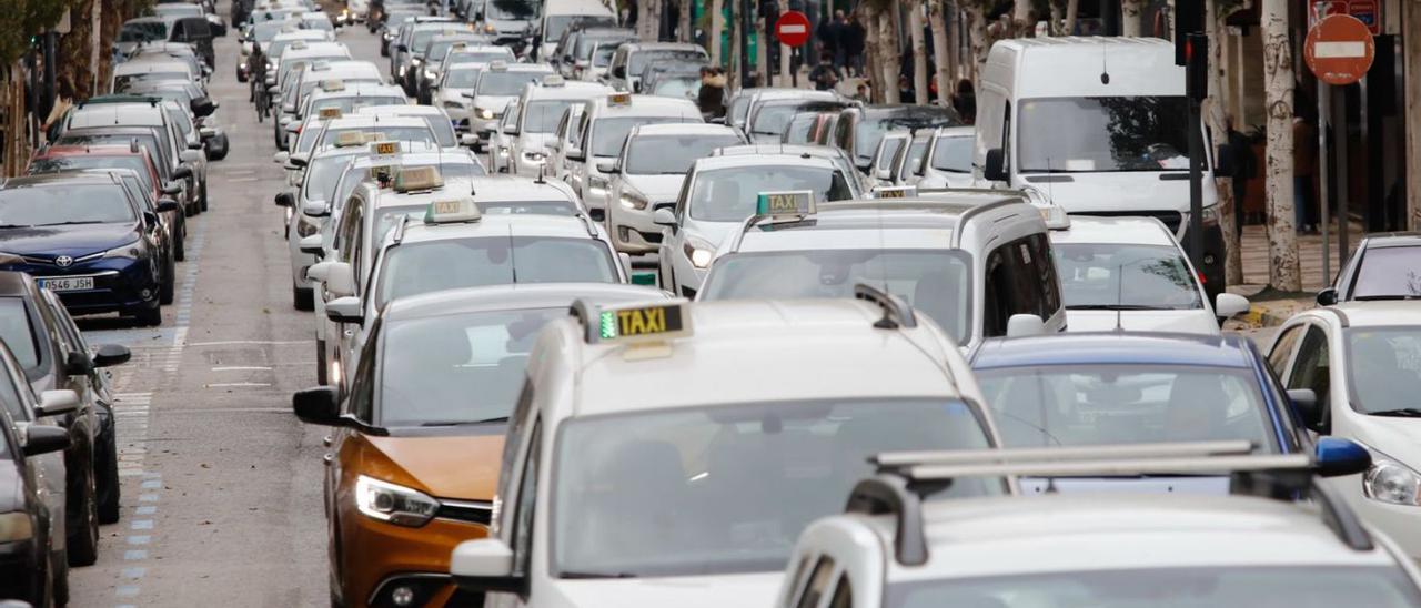 Protesta de los taxistas el pasado mes de diciembre contra el decreto municipal. | J.A.RIERA