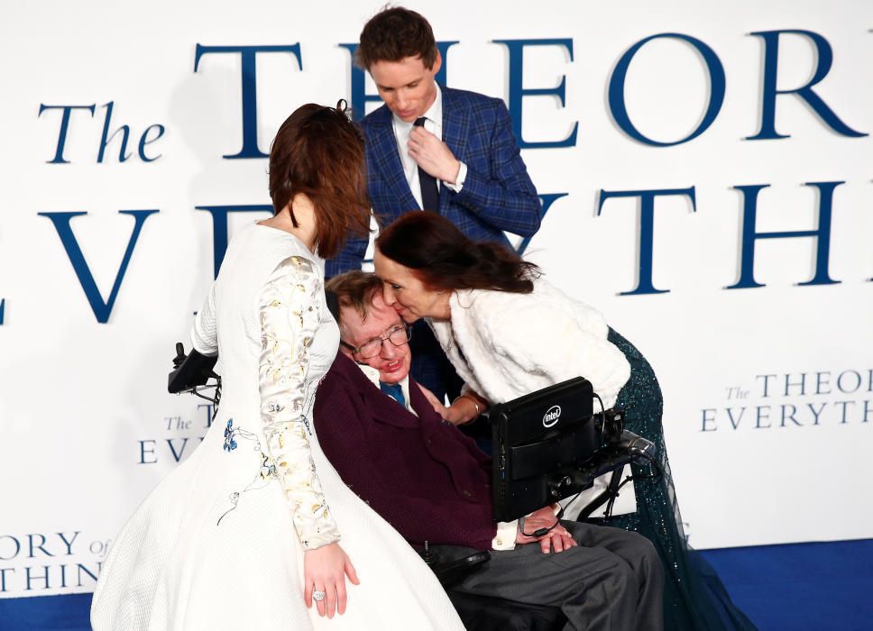 FILE PHOTO: Jane Wilde Hawking kisses her ...