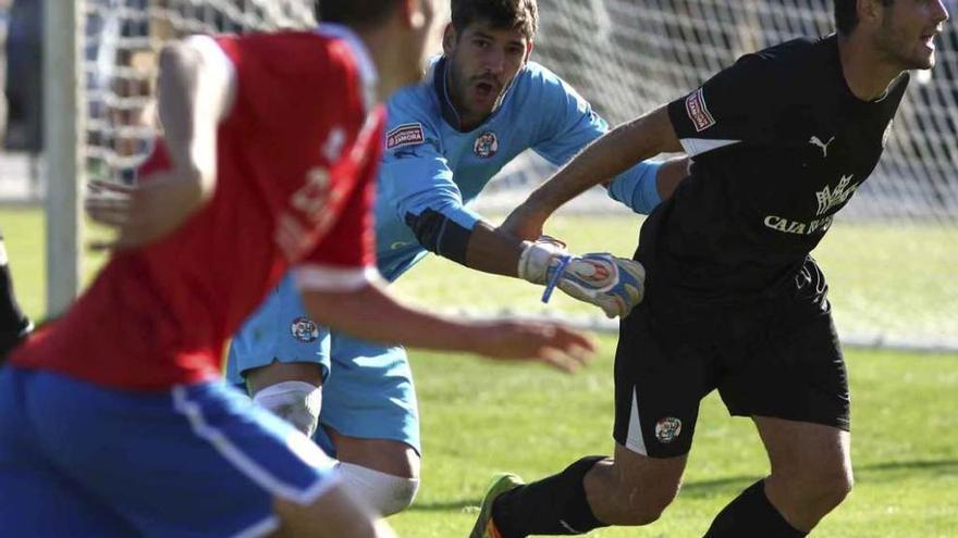 Juanan defiende una acción rival.