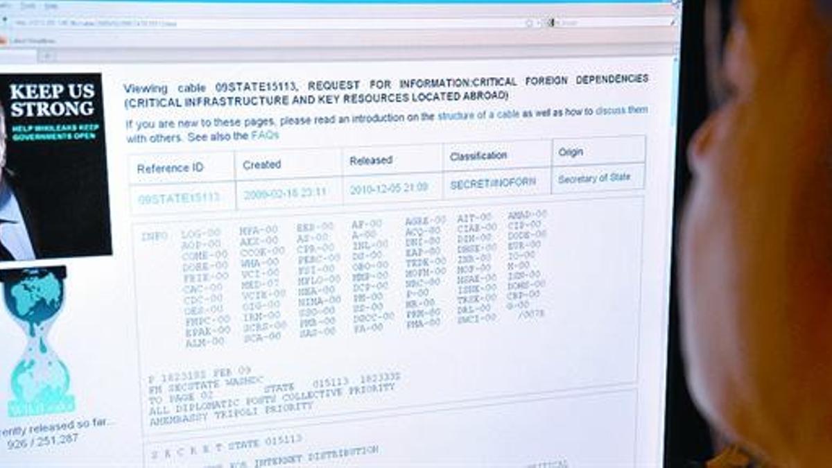 Una mujer lee una página de Wikileaks en una pantalla informática, ayer, en Washington.