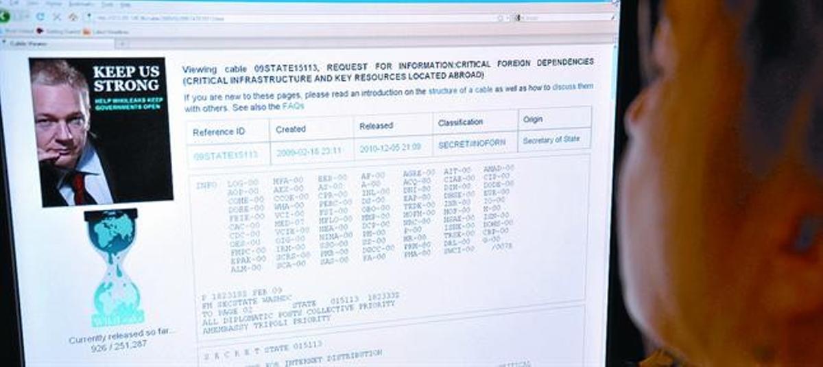 Una dona llegeix una pàgina de Wikileaks en una pantalla informàtica, ahir, a Washington.