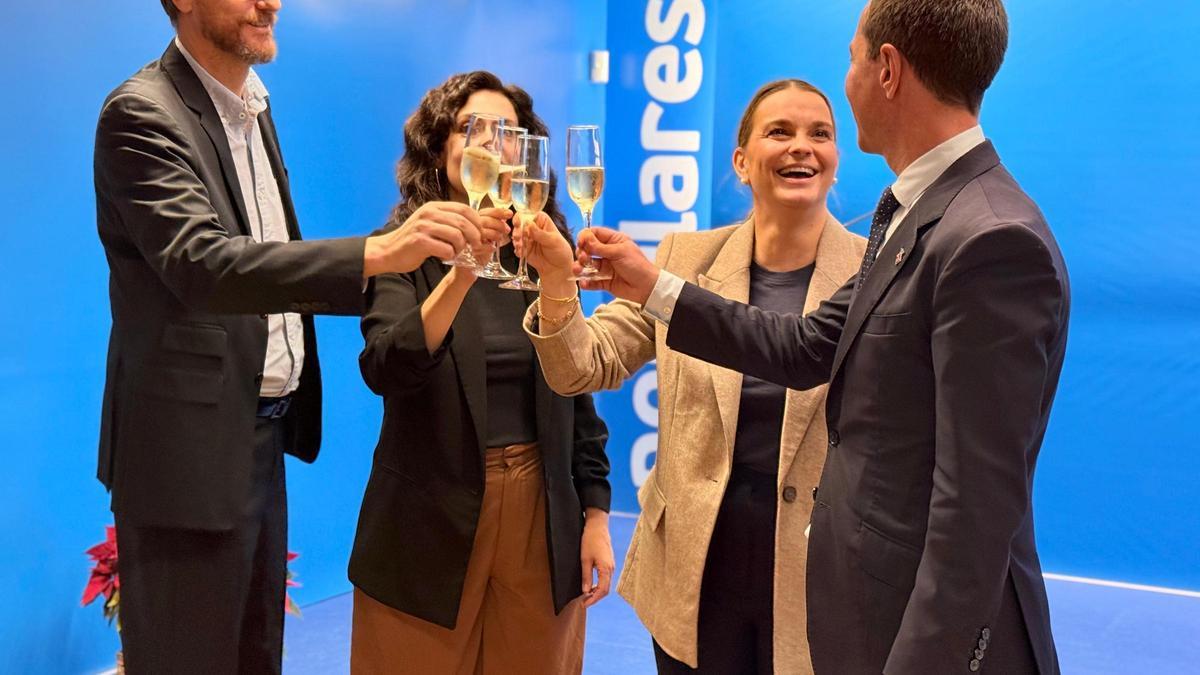 La presidenta del Govern, Marga Prohens, brinda en la tradicional copa de navidad del PP