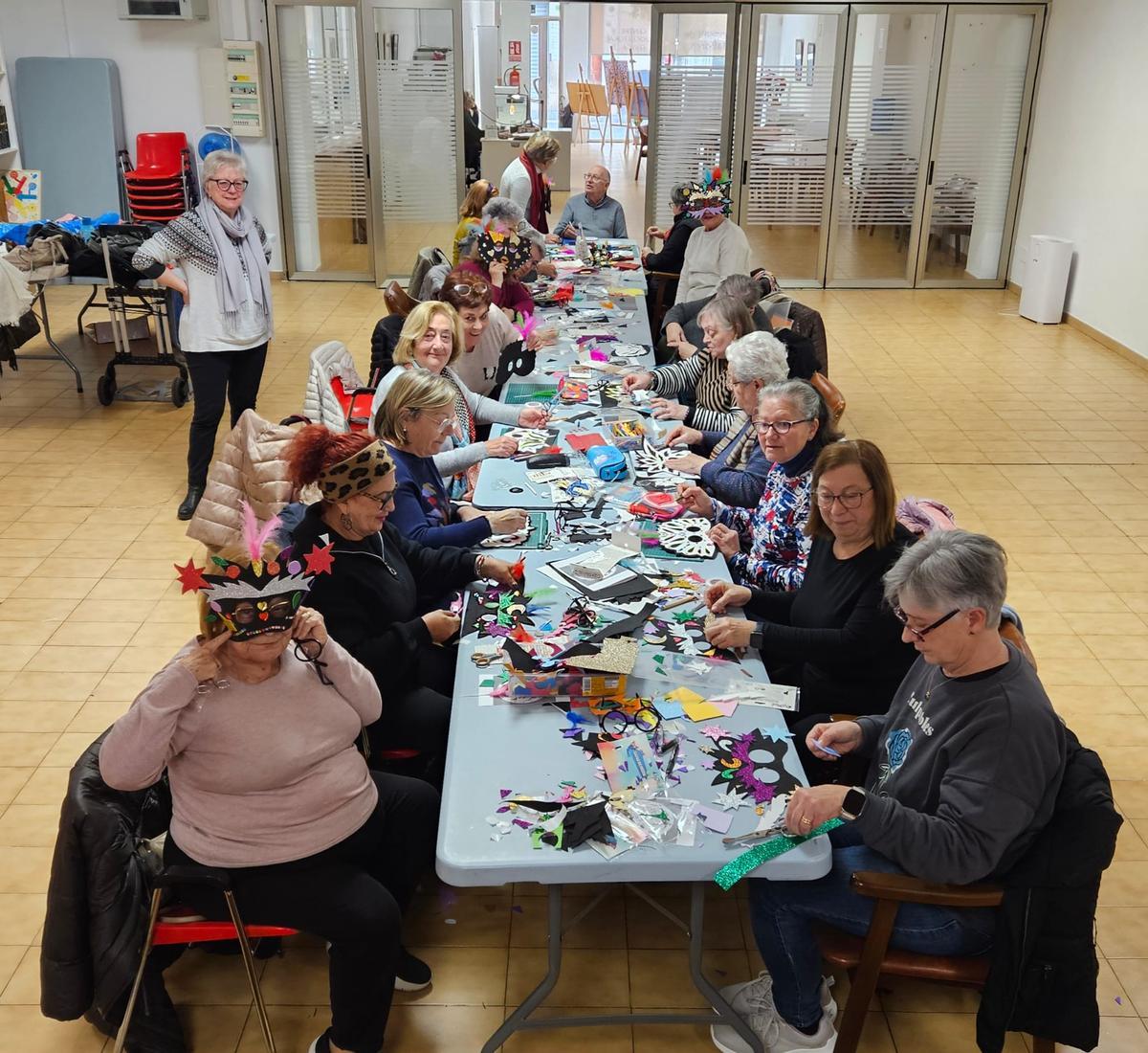 Un momento del taller de mascaras.