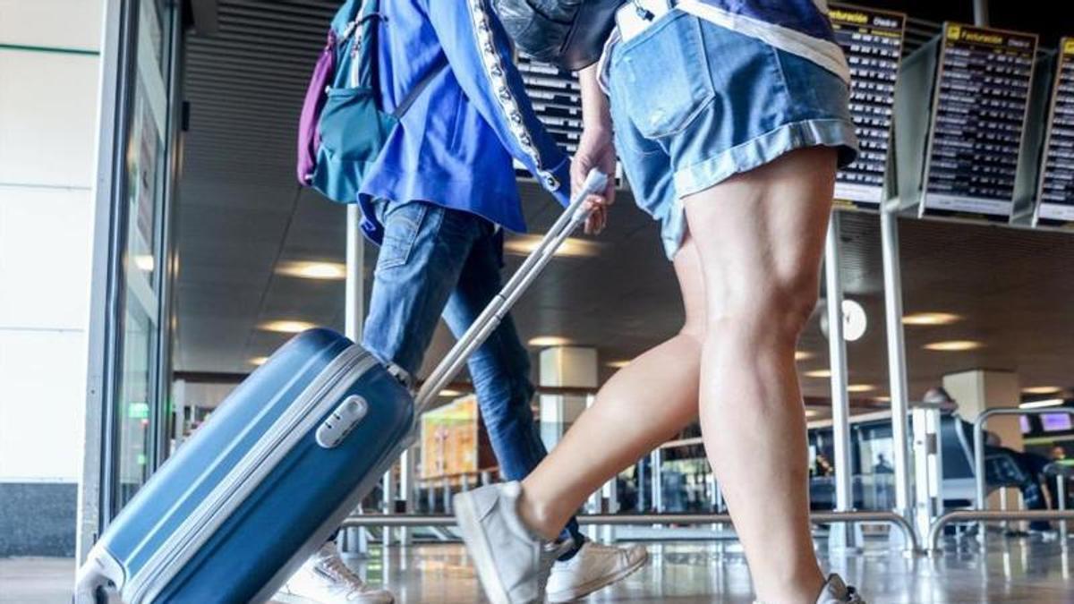 Imágenes de los controles aleatorios de pasaporte hoy en los aeropuertos de Madrid Barajas y Barcelona el Prat