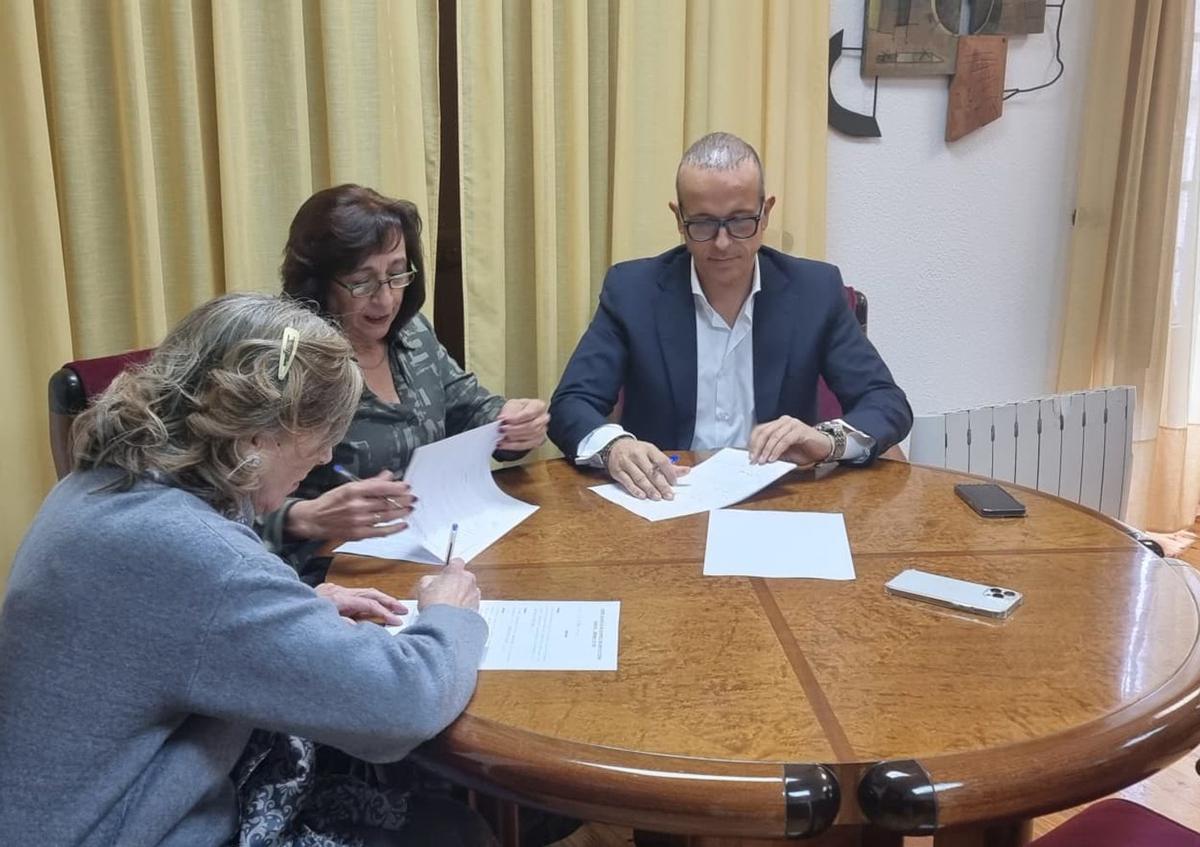 De izquierda a derecha, Piorno, Medina y Chillón firman el convenio de cesión.  | Y. C.