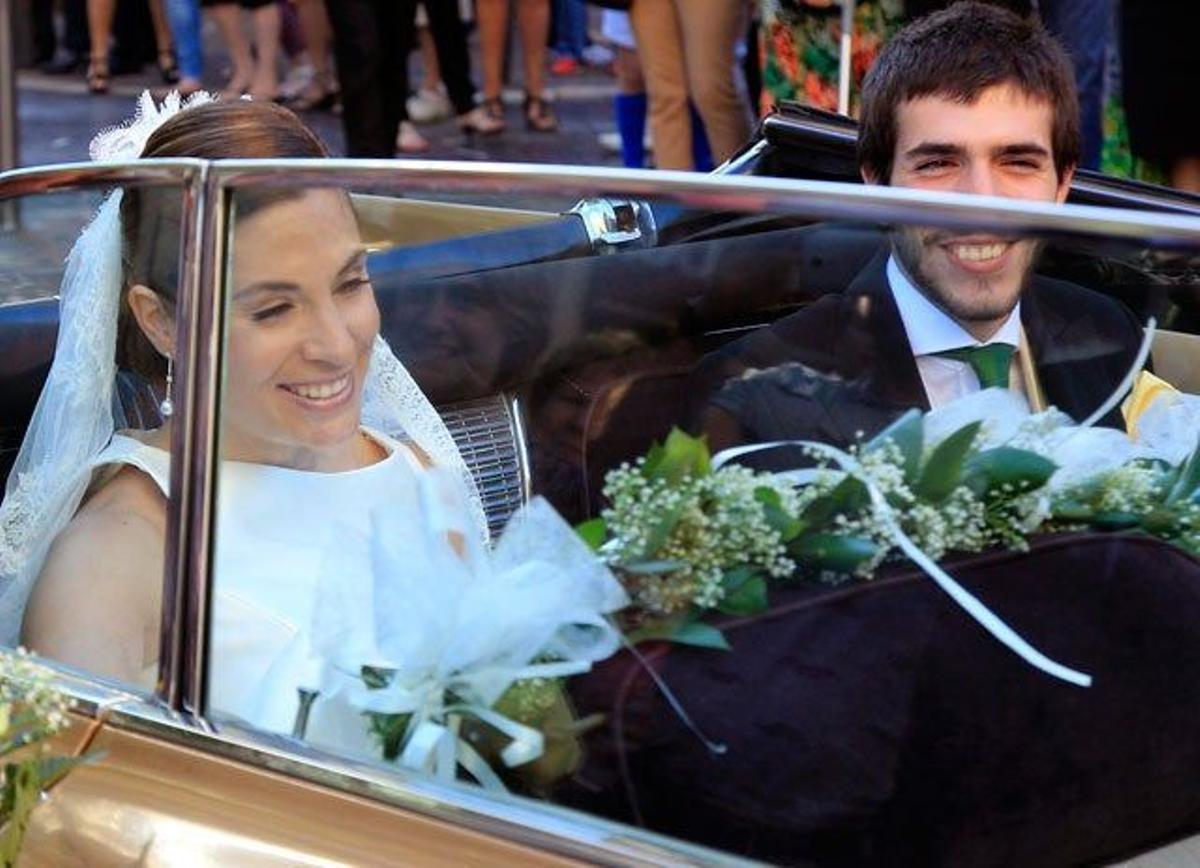 Leire Martínez llega a la iglesia en un coche clásico descapotable