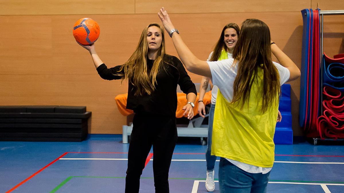 Así fue la visita del FC Barcelona femenino al Instituto Guttmann