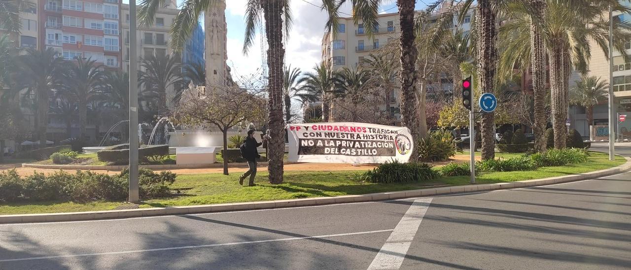 Manifestantes cuelgan una pancarta en Luceros contra la privatización del Castillo.