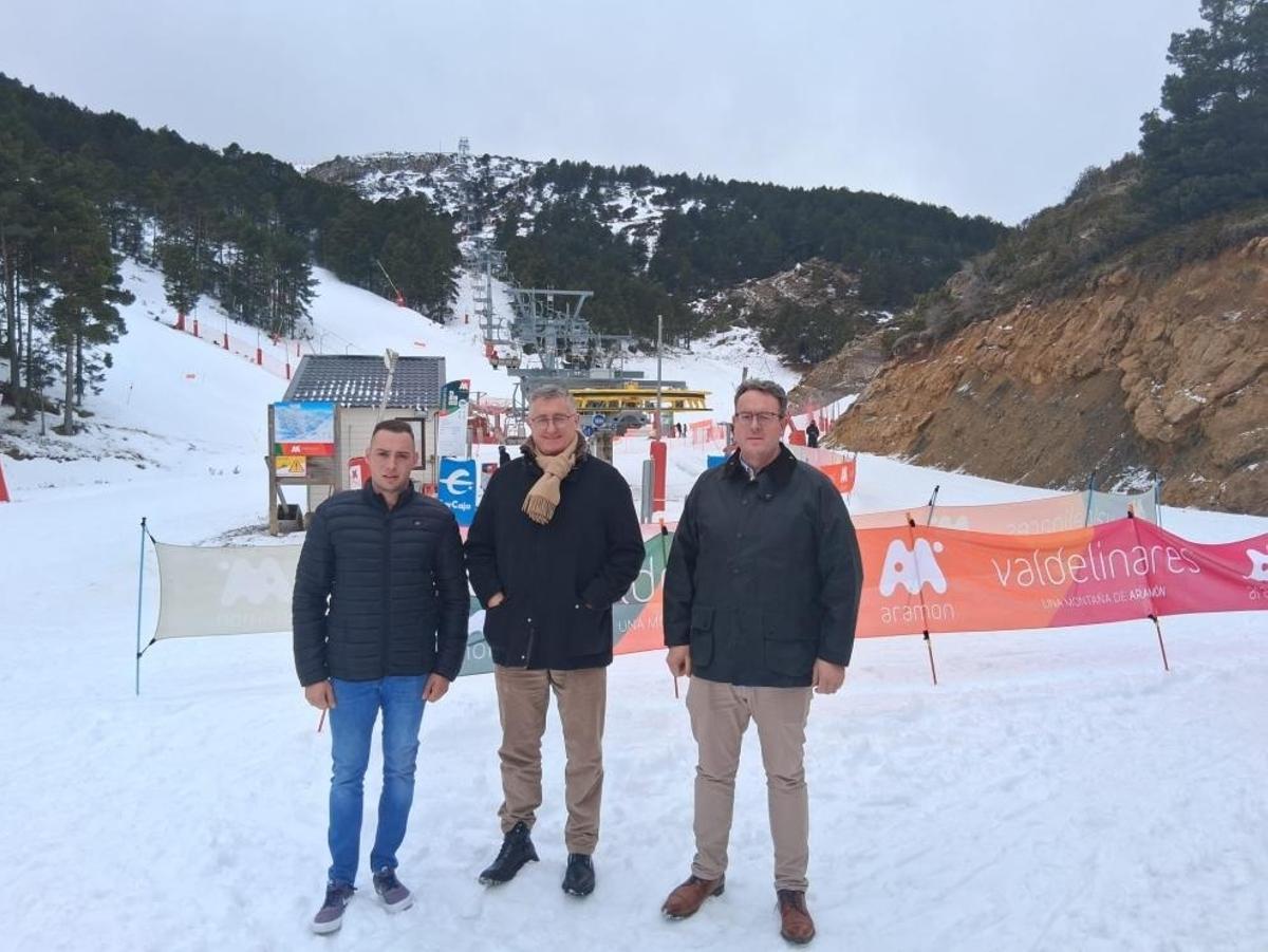 El alcalde de Valdelinares, Pedro José García, el consejero de Medio Ambiente y Turismo, Manuel Blasco, y el presidente de la comarca Gúdar Javalambre, José Luis Alvir, en la estación de Valdelinares.