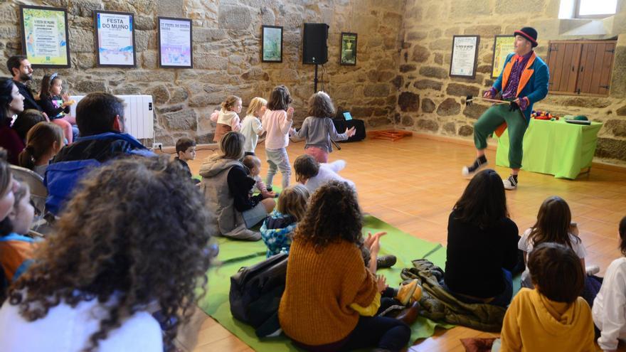 Las bibliotecas se olvidan del silencio por un día