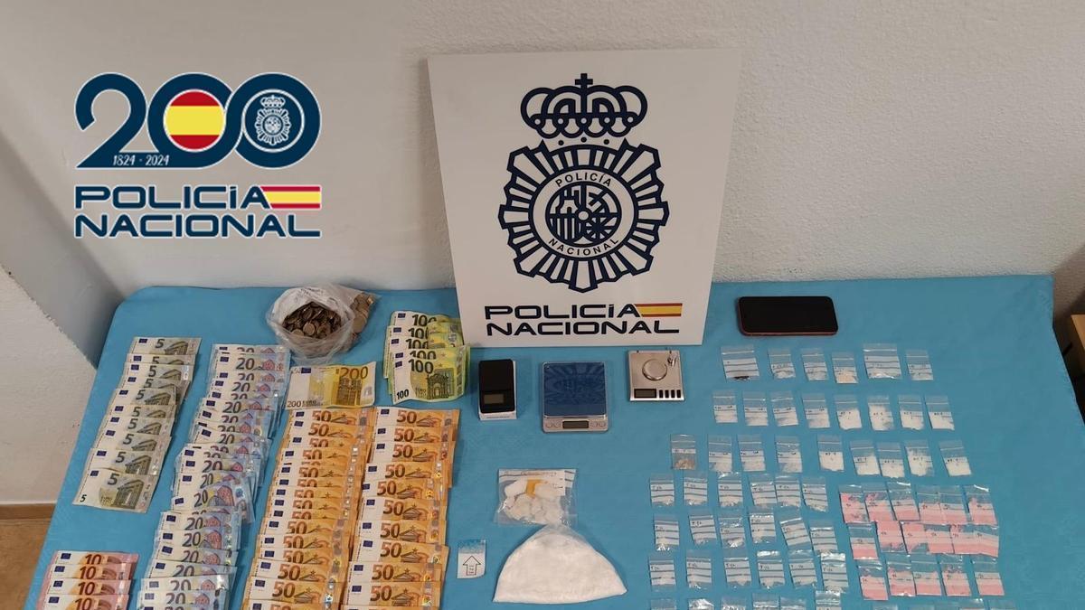 Dinero y sustancias incautadas por la Policía Nacional durante el operativo.