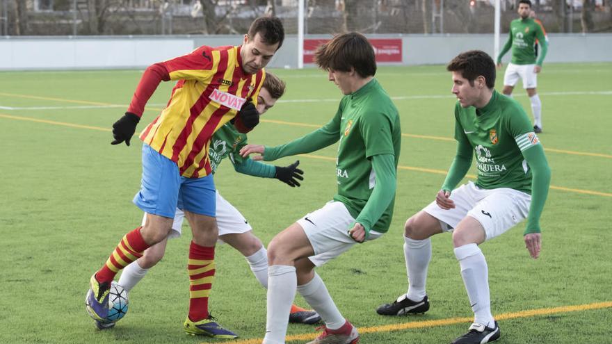 Una jugada del partit La Jonquera-Tona