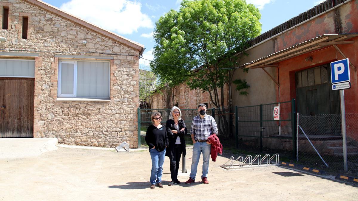 Neus Purtí (periodista i poeta), Marina Bardalet (pintora) i Eduard Altarriba (il·lustrador) del col·lectiu &#039;Moianès Cultura&#039; davant del complex Les Faixes